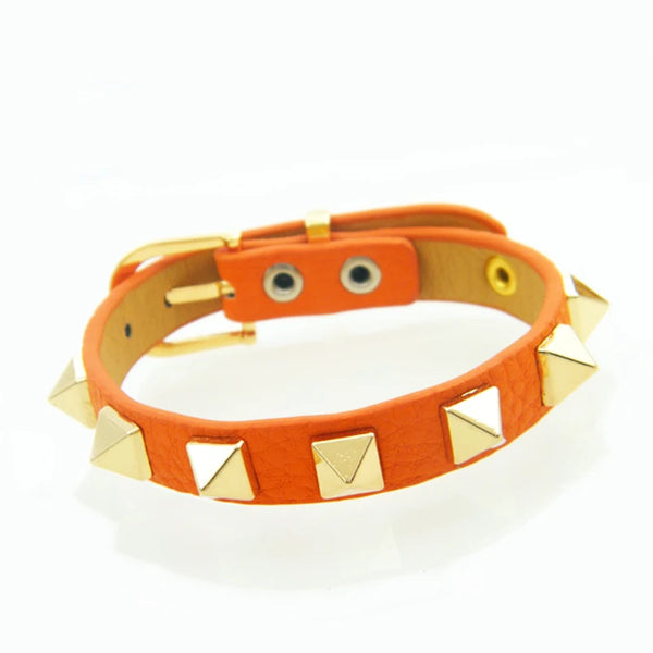 Bracelet cuir rivets porté au poignet