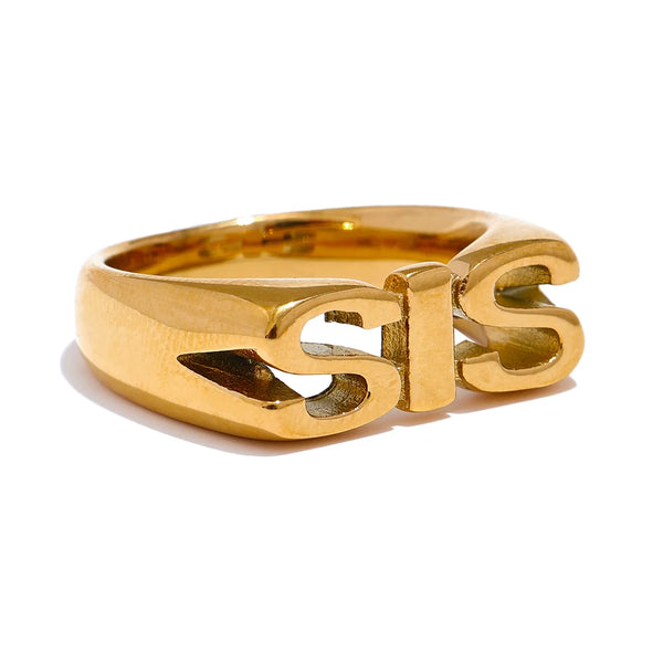 Bague lettres famille portée à la main