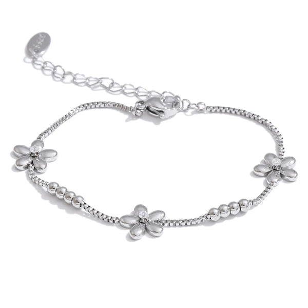 Bracelet zircon fleur porté au poignet